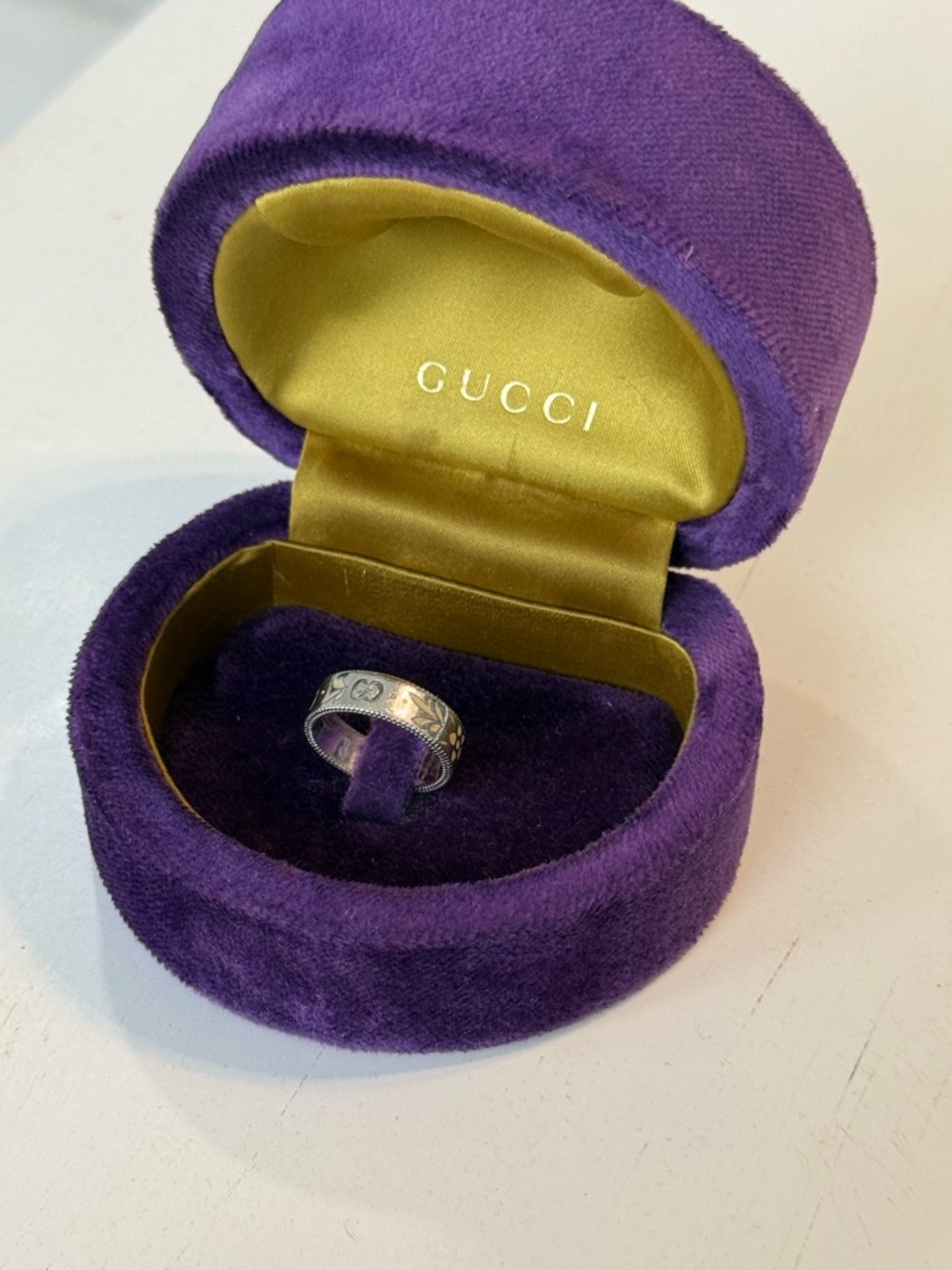 Gucci Silver white Gold Engraved Logo Band ring with Purple Velvet Box - Picture 3 of 9